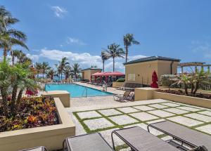 Poolen vid eller i närheten av Oceanfront Palm Beach Resort & Spa Singer Island