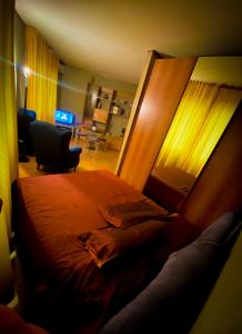ein Schlafzimmer mit einem Bett und einem Stuhl in einem Zimmer in der Unterkunft Home Relax in Cagliari