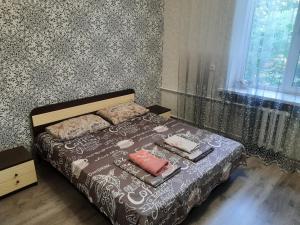 ザポリージャにあるApartment 2 bed rooms near Aristokratのベッドルーム1室(ブラウンと白の毛布付きのベッド1台付)
