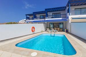 a swimming pool in the backyard of a house at Brisa Marina in Puerto Calero