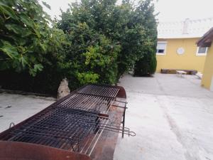 Eine Katze sitzt auf einer Bank in einem Garten in der Unterkunft Casa LLANO43 Lago & Montaña in Las Rozas de Valdearroyo