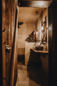 un pasillo con una escalera que conduce a una habitación con escaleras en Le Fantôme de Berthe logement-attraction insolite, en La-Roche-en-Ardenne