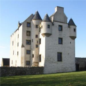 un grande castello bianco in cima a un prato di Faside Estate a Musselburgh