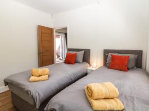 Un pat sau paturi într-o cameră la The BungalowBarlow