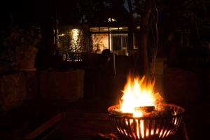 un pozo de fuego en la oscuridad con llamas en él en Apartment Omega, en Creglingen