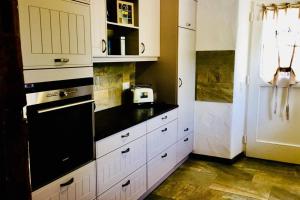 Kuchyň nebo kuchyňský kout v ubytování Apartment Omega