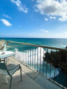 balcón con mesa y vistas al océano en La Ripa Camere Vernazza en Vernazza