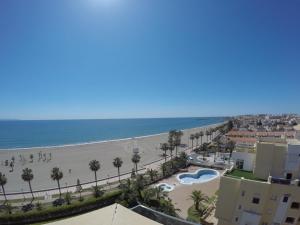 een uitzicht op het strand vanuit het appartement bij Sotavento 1ª línea de playa in Roquetas de Mar