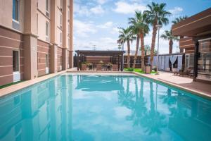 Bazén v ubytování Hotel Mesaluna Near American Consulate nebo v jeho okolí