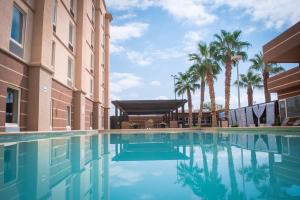 Bazén v ubytování Hotel Mesaluna Near American Consulate nebo v jeho okolí
