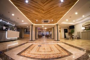 a lobby with a rug on the floor of a building at Hotel Mesaluna Near American Consulate in Ciudad Juárez