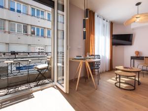 TV a/nebo společenská místnost v ubytování Apparts Seasons - Saint Étienne - La Terrasse