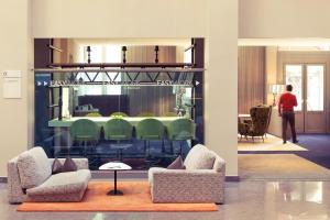 Uma área de estar em Mercure Nantes Centre Grand Hotel