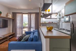 cocina con sofá azul en una habitación en Leblon Inn, bonito apartamento en Río de Janeiro