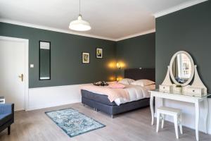 Postel nebo postele na pokoji v ubytování The Rose Suites