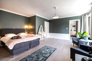 Postel nebo postele na pokoji v ubytování The Rose Suites