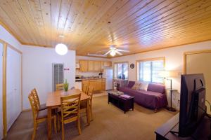 ein Wohnzimmer mit einem Sofa und einem Tisch sowie eine Küche in der Unterkunft Sitzmark Sports Lodge in Red River