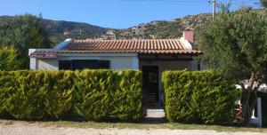 una casa con un montón de arbustos delante de ella en Eleios Villa, en Katelios