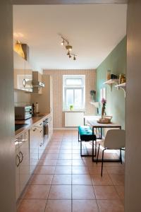 Кухня або міні-кухня у Stilvolles Apartment mit Balkon / Netflix + WIFI & zentrumsnah