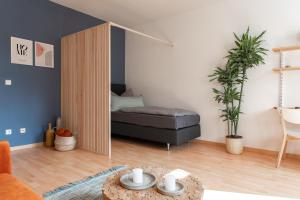 sala de estar con cama y sofá en Stilvolles Apartment mit Balkon / Netflix + WIFI & zentrumsnah, en Chemnitz