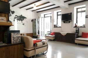 ein Wohnzimmer mit 2 Sofas und einem TV in der Unterkunft Maya Hostel Berat in Berat