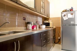 eine Küche mit einer Spüle und einem Kühlschrank in der Unterkunft Maya Hostel Berat in Berat