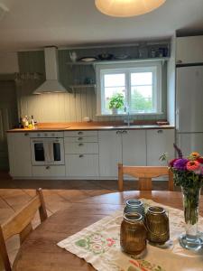 Kuchyň nebo kuchyňský kout v ubytování Torp i Svenneby