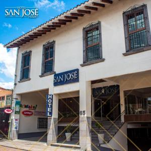 een winkel voor een gebouw met ramen bij Hotel San José Plaza Coatepec in Coatepec