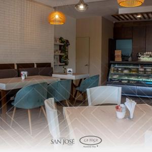 - un restaurant avec une table et des chaises dans la chambre dans l'établissement Hotel San José Plaza Coatepec, à Coatepec