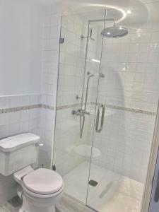 Ванна кімната в NOUBAR