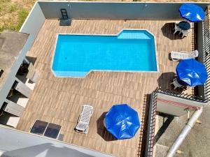 an overhead view of a swimming pool with chairs and umbrellas at Principe Hotel in Barreiras