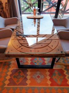 un tavolino con un piano di vetro sopra un tappeto di Casa Larisa Apartments a Sinaia