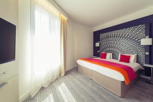 Cama ou camas em um quarto em Mercure Nantes Centre Grand Hotel