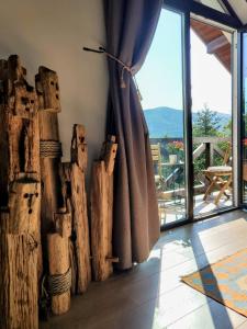 una stanza con tenda e alcuni tronchi di legno di Casa Larisa Apartments a Sinaia