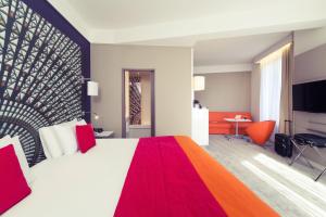 Cama ou camas em um quarto em Mercure Nantes Centre Grand Hotel