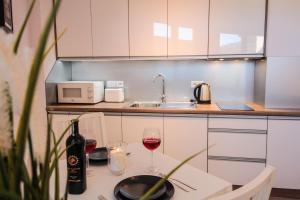 Kuchyňa alebo kuchynka v ubytovaní Apartamenty City Center - Zdrojowe