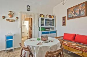 - un salon avec une table et un canapé dans l'établissement Rou Garden House, à Karpathos