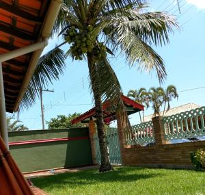 Aed väljaspool majutusasutust Casa com piscina e Wi-fi UBATUBA