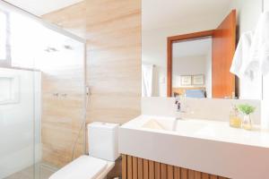 プライア・ド・フォルテにあるPF17 Casa Alto Padrão 5 Suítes, Chefe de Cozinha Inclusa - Praia do Forteのトイレ、洗面台、鏡のあるバスルーム +49枚の写真
