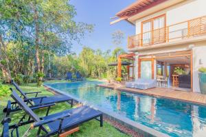 プライア・ド・フォルテにあるPF17 Casa Alto Padrão 5 Suítes, Chefe de Cozinha Inclusa - Praia do Forteのプール付きの家の画像