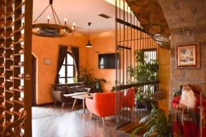 TV a/nebo společenská místnost v ubytování Garni Hotel Chicha - Winery ŠKRBIĆ