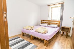 Postel nebo postele na pokoji v ubytování Cabana Kuvaszó Transylvania
