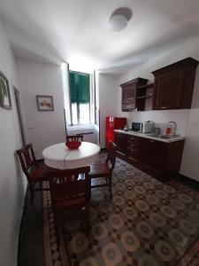 une cuisine avec une table, des chaises et une table. dans l'établissement Angilina's apartment, à Vernazza