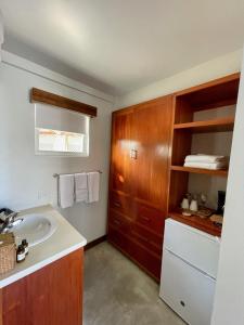 bagno con lavandino e mobile in legno di Mata Rocks Resort a San Pedro