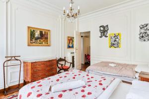 - une chambre avec 2 lits et une commode dans l'établissement Superb flat two steps away from Porte Maillot in Paris - Welkeys, à Paris