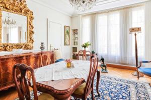 - une salle à manger avec une table et un miroir dans l'établissement Superb flat two steps away from Porte Maillot in Paris - Welkeys, à Paris