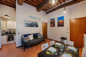 a living room with a couch and a table at CasaZappa - In centro a piedi, parcheggio e giardino privato in Siena