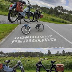duas bicicletas estacionadas na berma de uma estrada em Douvilla em Douville