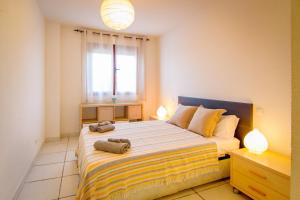 ein Schlafzimmer mit einem Bett mit zwei Handtüchern darauf in der Unterkunft Mediterranea tus momentos junto al mar (2) in Vera