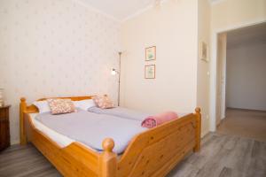 A bed or beds in a room at Francesca Apartmanlakása